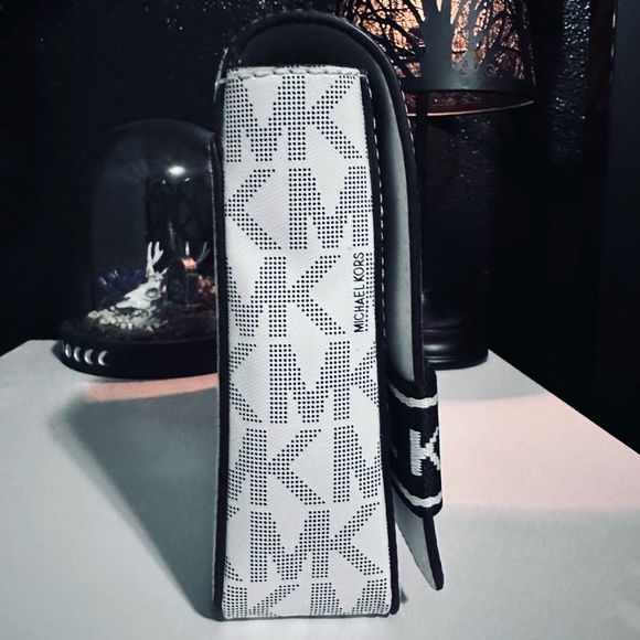 Black and White Michael Kors crossbody - Picture 2 of 4